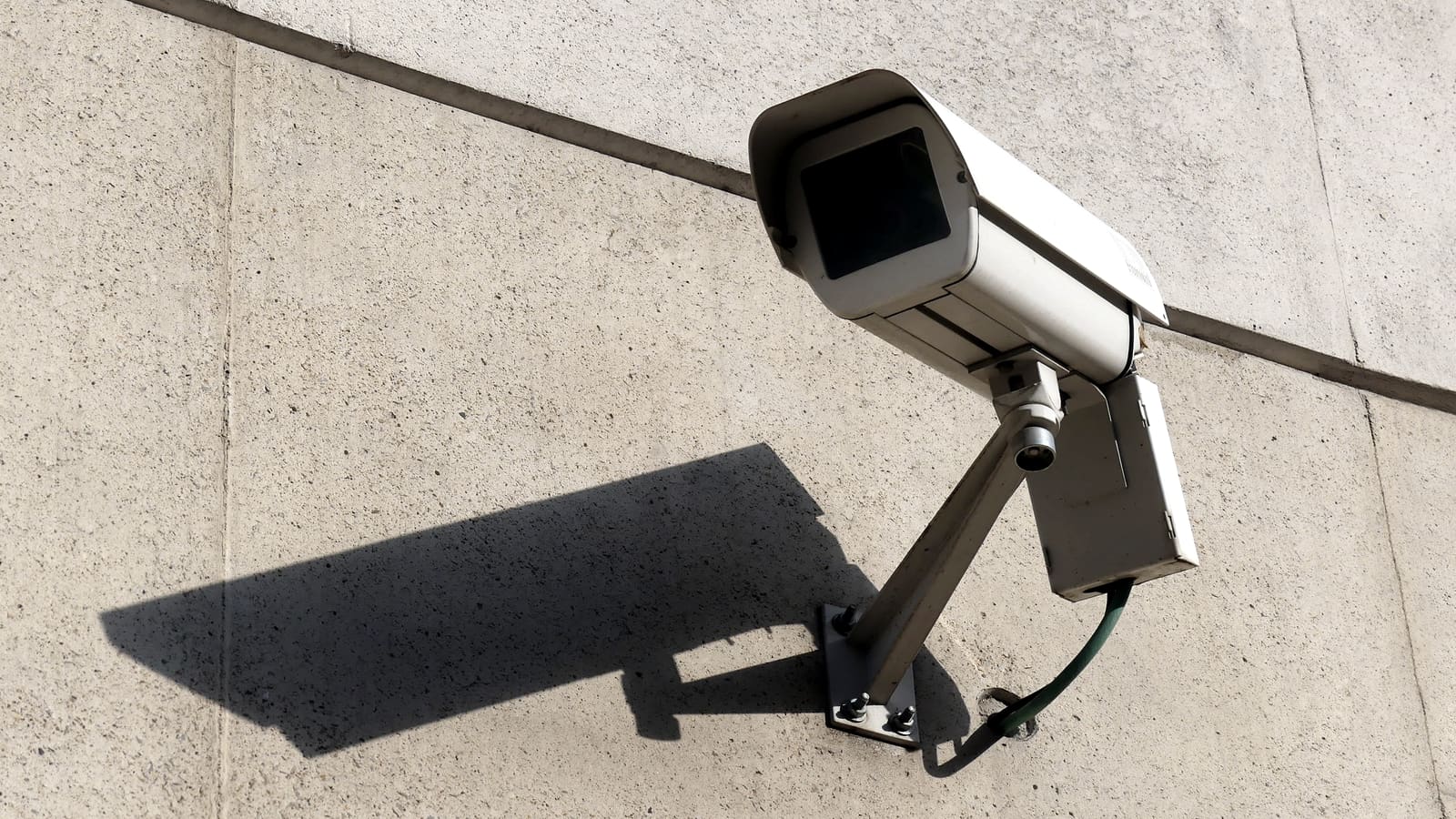 Telecamera di videosorveglianza installata su una parete esterna