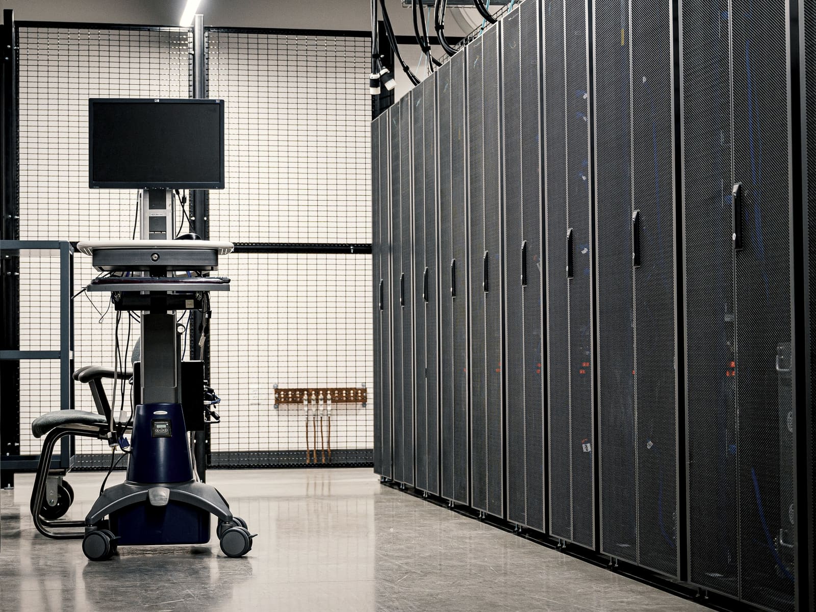 Corridoio di una sala server con armadi di apparati