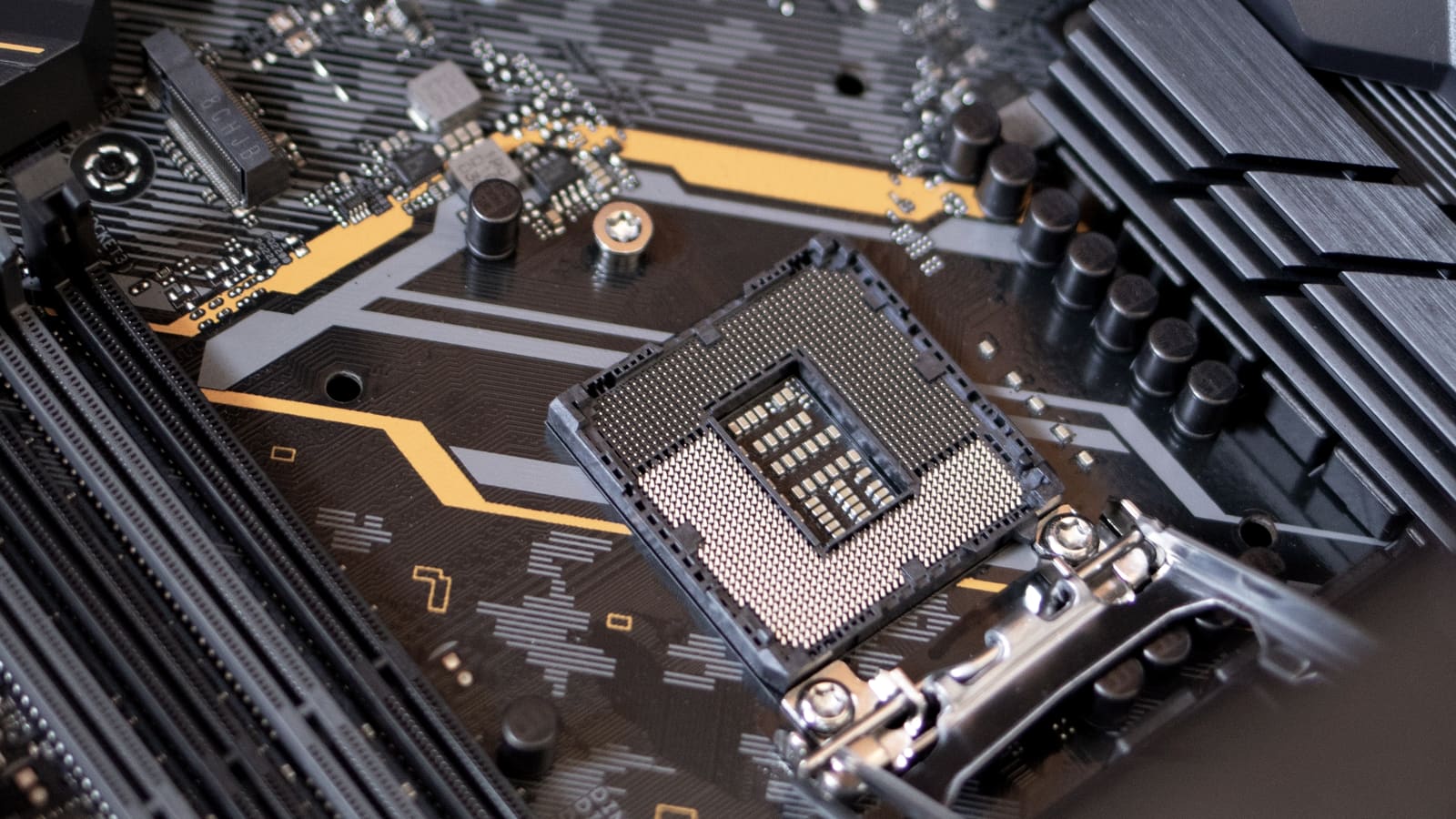 Scheda madre di un computer con il socket del processore in primo piano